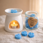 Hubane õhtune rituaal — linane laud aroomilambiga sooja beeži taustal