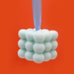 Kinkekarbis teepuuõli massaažiseep – avatud karbi vaade seebiga