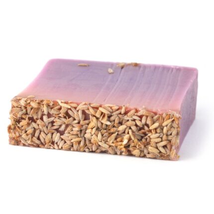 Käsitööseep Cleopatra – roosa-lilla seebiviil lavendiõitega valgel taustal