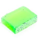 Käsitööseep teepuu – heleroheline seebiviil mooniseemnetega lähivaates