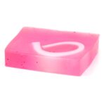 Käsitööseep vaarikas must pipar – erkroosa seebiviil keerisemustriga valgel taustal