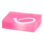 Käsitööseep vaarikas must pipar – erkroosa seebiviil keerisemustriga valgel taustal