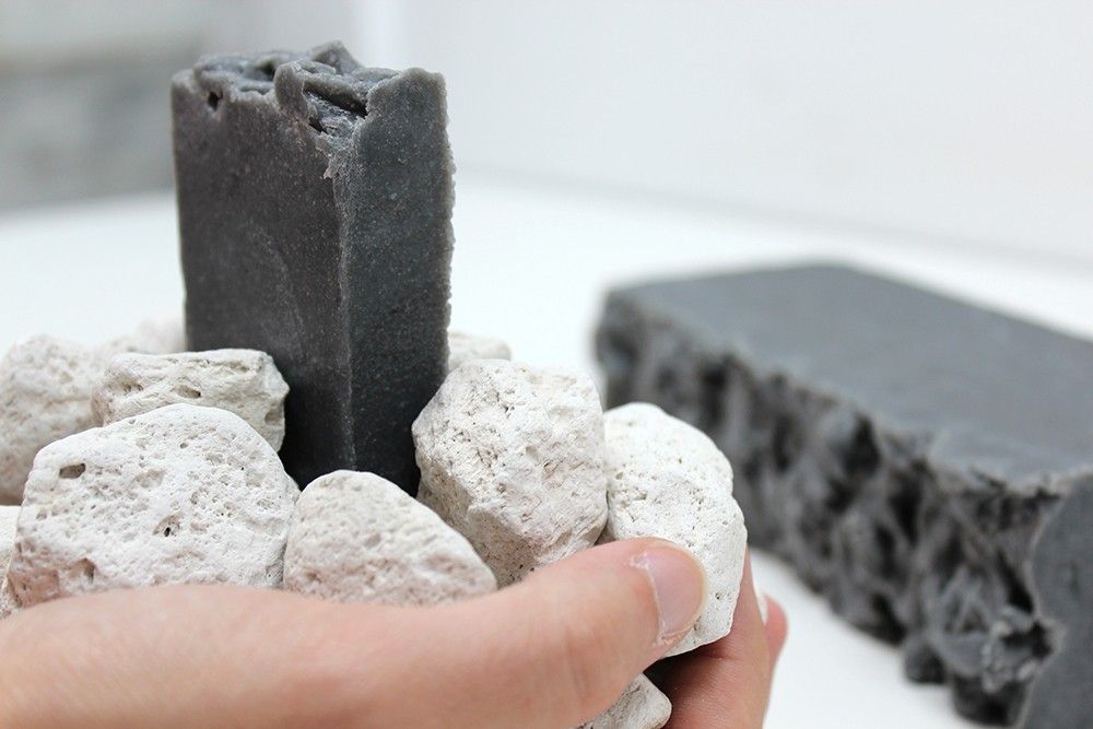 Kooriv oliivioliseep pimsskividega Artisan Kooriv kasitooseep pimsskividel elustiilifoto kasitoos valmistatud