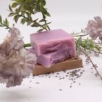 Lavendliseep eeterlike olidega Lavender Serenity puitalusel lillede ja lavendliseemnetega
