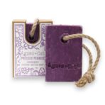 Agnes+Cat Pressed Peonies nooriga seep tumepurpurse kookosvoiseebiga ja dzuutnööriga valgel taustal koos pakendikarbiga