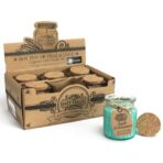 Kaneeli ja õuna sojaküünal avatud korgiga ja väljapanekukarp taustal