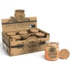 Vürtsika apelsini sojaküünal avatud korgiga ja väljapanekukarp taustal