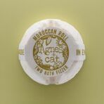 Eksootilise lõhnaga vannipomm Moroccan Roll pealtvaade värvilise taustaga