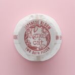 Vannipomm lilleline Japanese Bloom pealtvaade värvilise taustaga