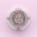 Vannipomm roosi lõhnaga Tea and Roses pealtvaade värvilise taustaga