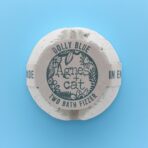 Vannipomm vanilje Dolly Blue pealtvaade värvilise taustaga