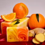 Apelsini-ingveri käsitööseep seebiviil marmorja mustriga valgel taustal