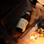 Kaitserituaali aroomivesi Chalice Well pudel nahkse reisikohvri sees