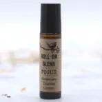 Pealkiri: Keskendumise eeterlik õli roll-on Focus — rosmariini, küpressi ja sidruni segu — kõrvaltvaade