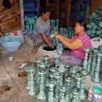 Keskmine Türkiis Küünlahoidja Kullaga — Käsitöö Albaasia Puidust Aksent — detailvaade