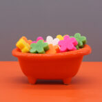 kevadkimbu külaliste seep pakendiga koos valgel taustal