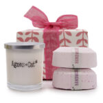 Agnes + Cat kingitus emale sojaküünla ja roosade vannipommidega