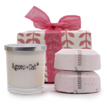 Agnes + Cat kingitus emale sojaküünla ja roosade vannipommidega