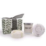 Kingitus naisele — kinkekarp küünla ja kahe vannipommiga eestvaates