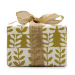 Kingitus sõbrannale oliivrohelise lehemustriga kinkekarbis linase lindiga