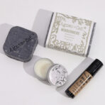 Kinkekomplekt Lake Breeze tooted lähivõttes seep huulepalsam ja rull-on