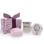 Kinkekomplektid — lilla kinkekarp küünla ja kahe vannipommiga