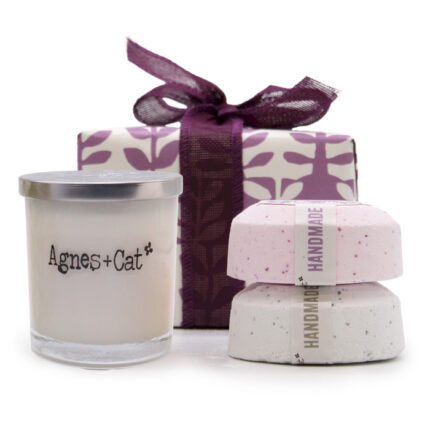 Agnes + Cat kinkekomplektid sojaküünla ja vannipommidega lillas karbis