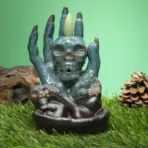 Pealkiri: Kolju käes viirukialus - gootilik backflow põleti käe ja koljuga — detailvaade