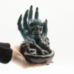 Pealkiri: Kolju käes viirukialus - gootilik backflow põleti käe ja koljuga — kõrvaltvaade