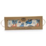 lavendli nisukott Lazy Sloth kinkekarbis valgel taustal