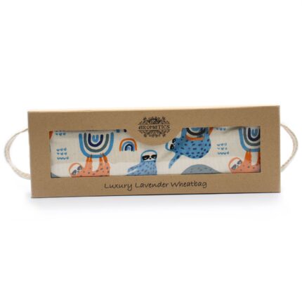 lavendli nisukott Lazy Sloth kinkekarbis valgel taustal