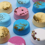 lilleline vannipomm patšuli — värviline vannipomm lähivõttes