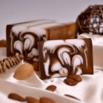 Mandli käsitööseep seebiviil marmorja mustriga valgel taustal