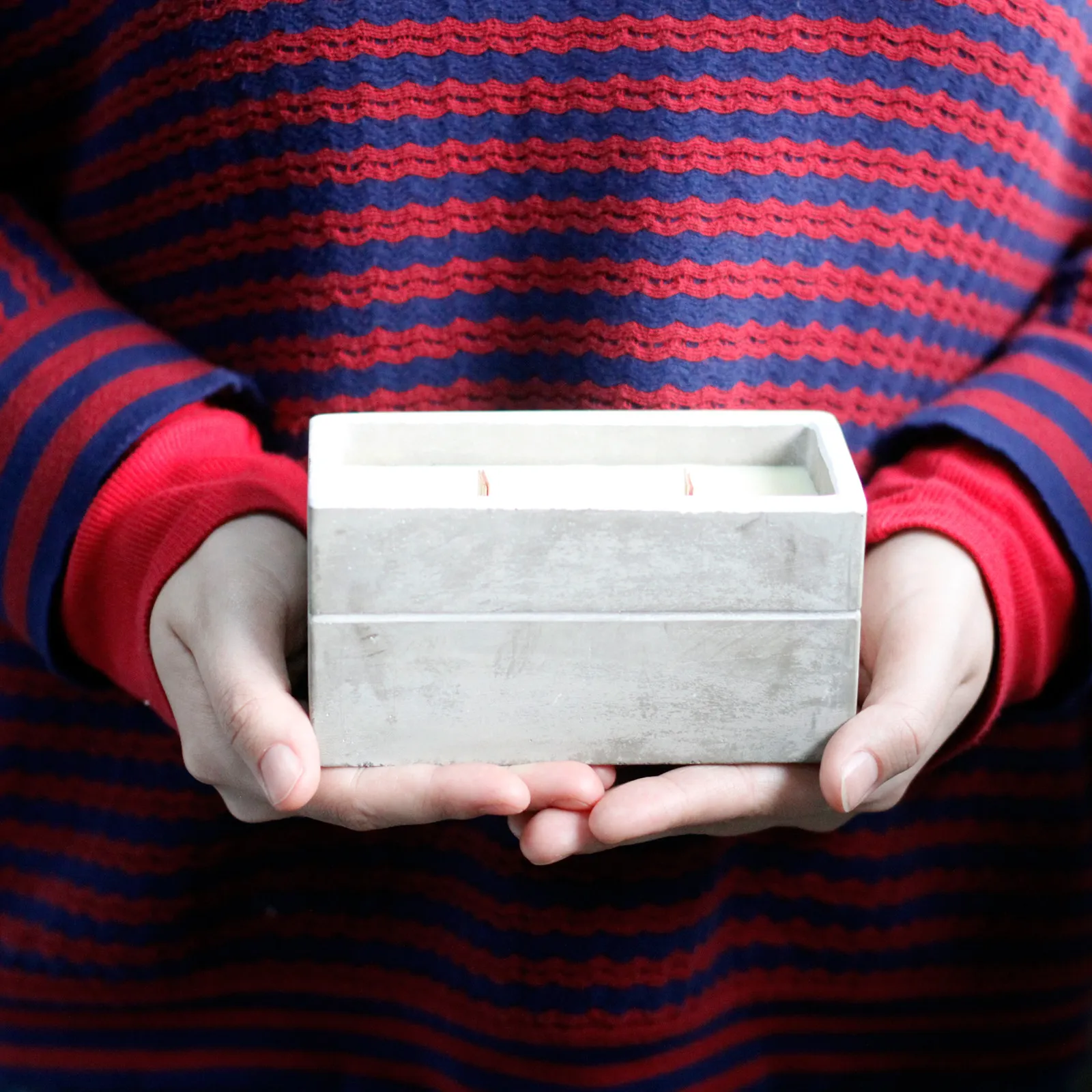 Nelgi Sandlipuu Küünal Betoonanumas — Ancient Wisdom Nelgi Sandlipuu Küünal Betoonanumas