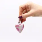 Väike puitsüda roosa abstraktne – käsitsi maalitud dekoratsioon — detailvaade