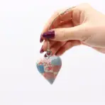 Väike puitsüda ruuduline sinine punane – käsitsi maalitud dekoratsioon — detailvaade