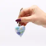 Väike puitsüda sinine abstraktne – käsitsi maalitud dekoratsioon — detailvaade