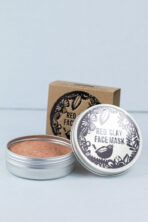 Punase savi näomaski pulbri tekstuur lähivõttes