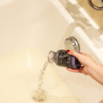 Rituaalne vannisool Cleansing Bath Spell valatakse vanni sooja vette