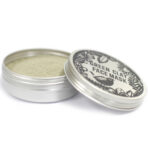 Rohelise savi näomask avatud purgis pealtvaade