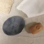 Hall seebikivialus klassikalisel ovaalsel kujul – looduslik steatiitkivi — lähivaade