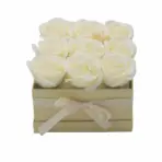 Seebilill Kreemjas Ruut — 9 Kreemjat Seebiroosi Elegantses Ruudukujulises Kinkekarbis — tekstuur