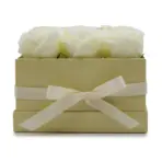 Seebilill Kreemjas Ruut — 9 Kreemjat Seebiroosi Elegantses Ruudukujulises Kinkekarbis — detailvaade