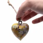 Suur puitsüda kollane lillemuster – vintage dekoratsioon emailitud puust — detailvaade