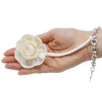 Väike lootose difuuserilill solapuidust nööril