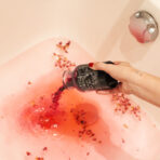 Võrgutuse rituaal Seduction Bath Spell valatakse roosasse vannivette